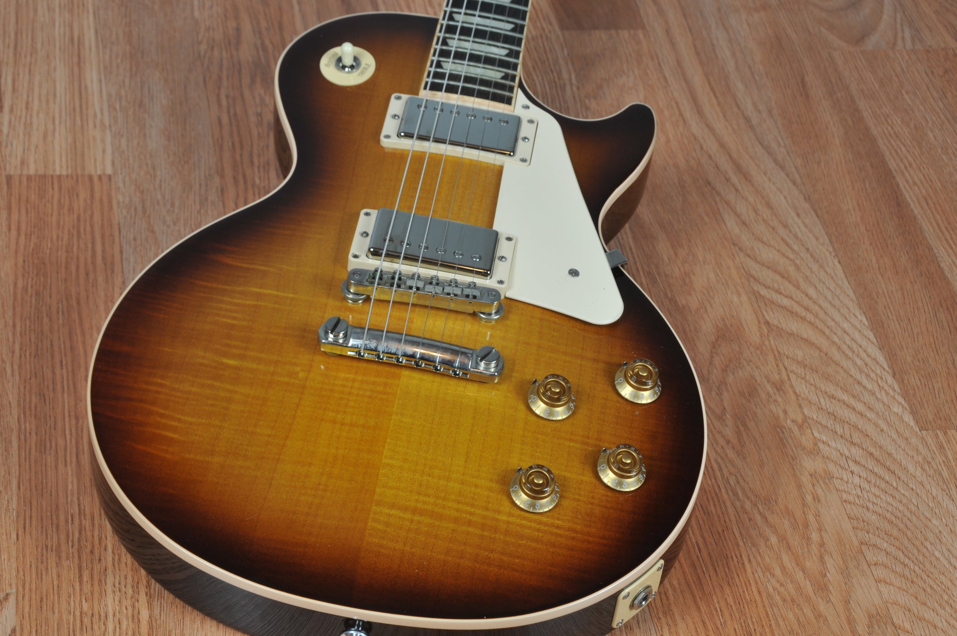 2018 les paul traditional tobacco burst Gibson Studio Guitar, wired to innovative push/pull volume controls that unlock coil The NEW 2018 Gibson Les